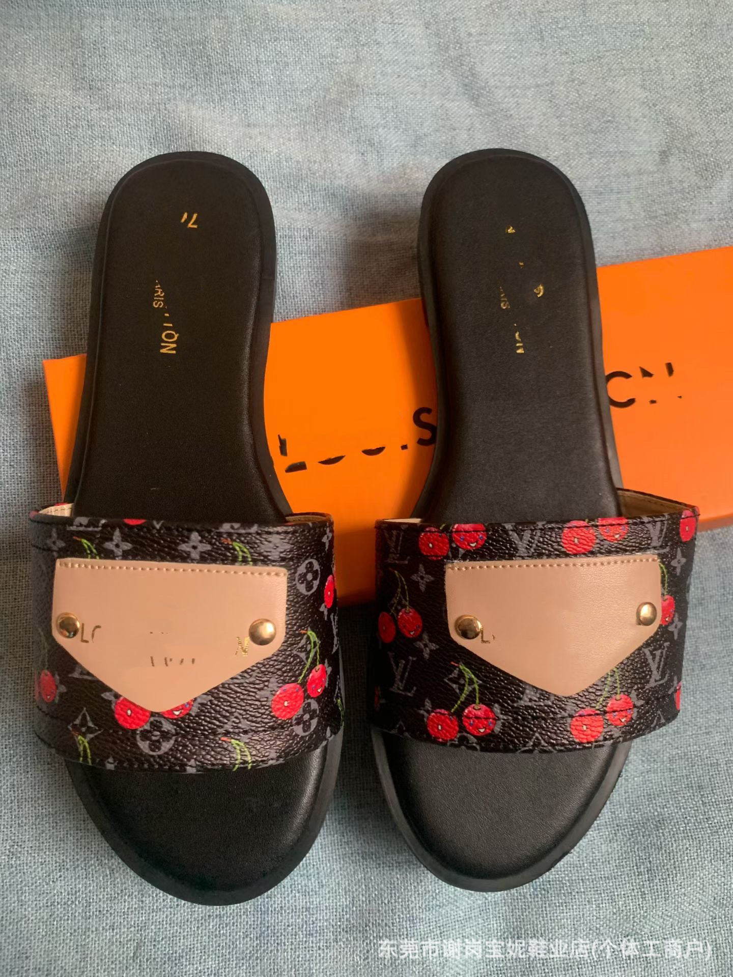 Sandalias nuevas de herraje de la familia V, zapatillas de moda afroeuropeas y americanas de verano para ropa exterior femenina