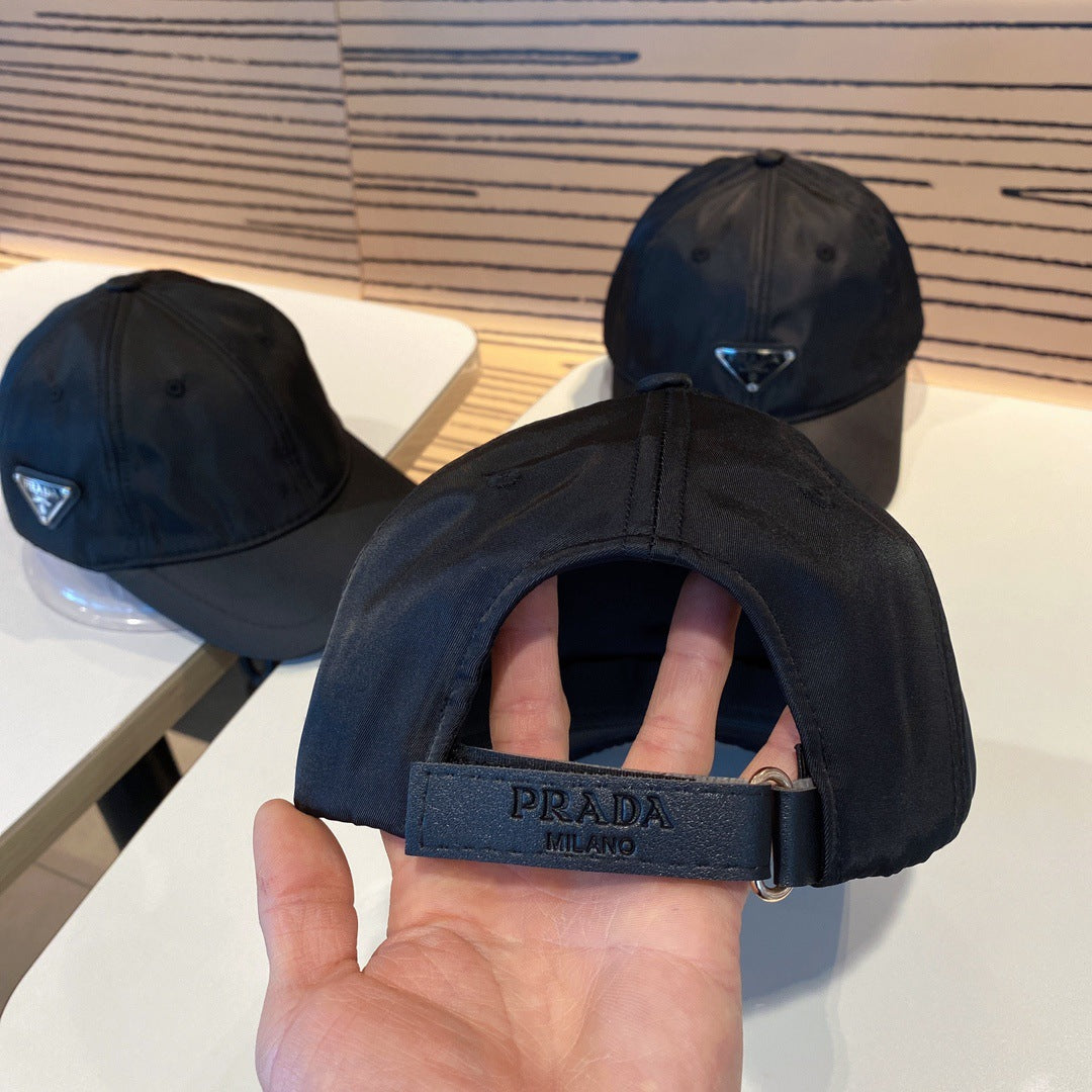 Cappellino da baseball con logo triangolo rovesciato e targhetta in metallo | Unisex