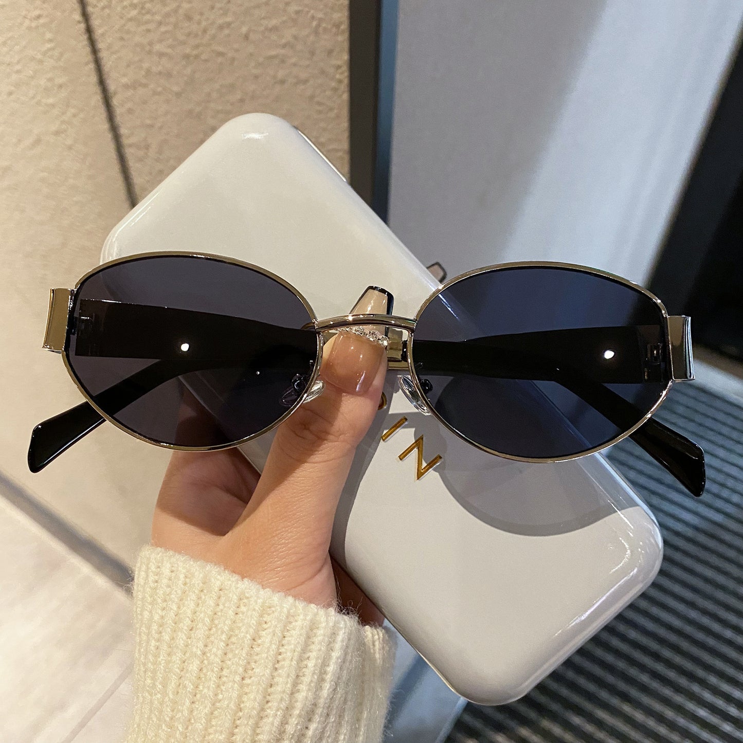 Gafas de sol europeas y americanas de montura redonda para mujeres, gafas de moda de alta gama para mujeres, protección UV para fotografía y decoraciones de moda para mujeres