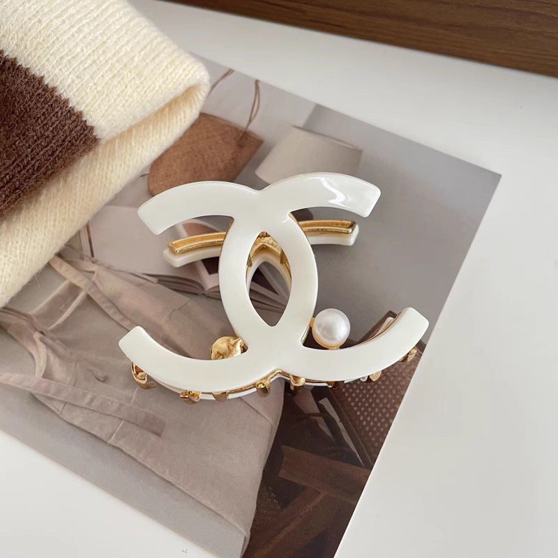 Nuevo Chanel, estilo Chanel, pinza de perla mediana de perla de media garra, clip de tiburón de alta gama para accesorio de cabello de la parte trasera de la cabeza de mujer, accesorio de nicho para el cabello