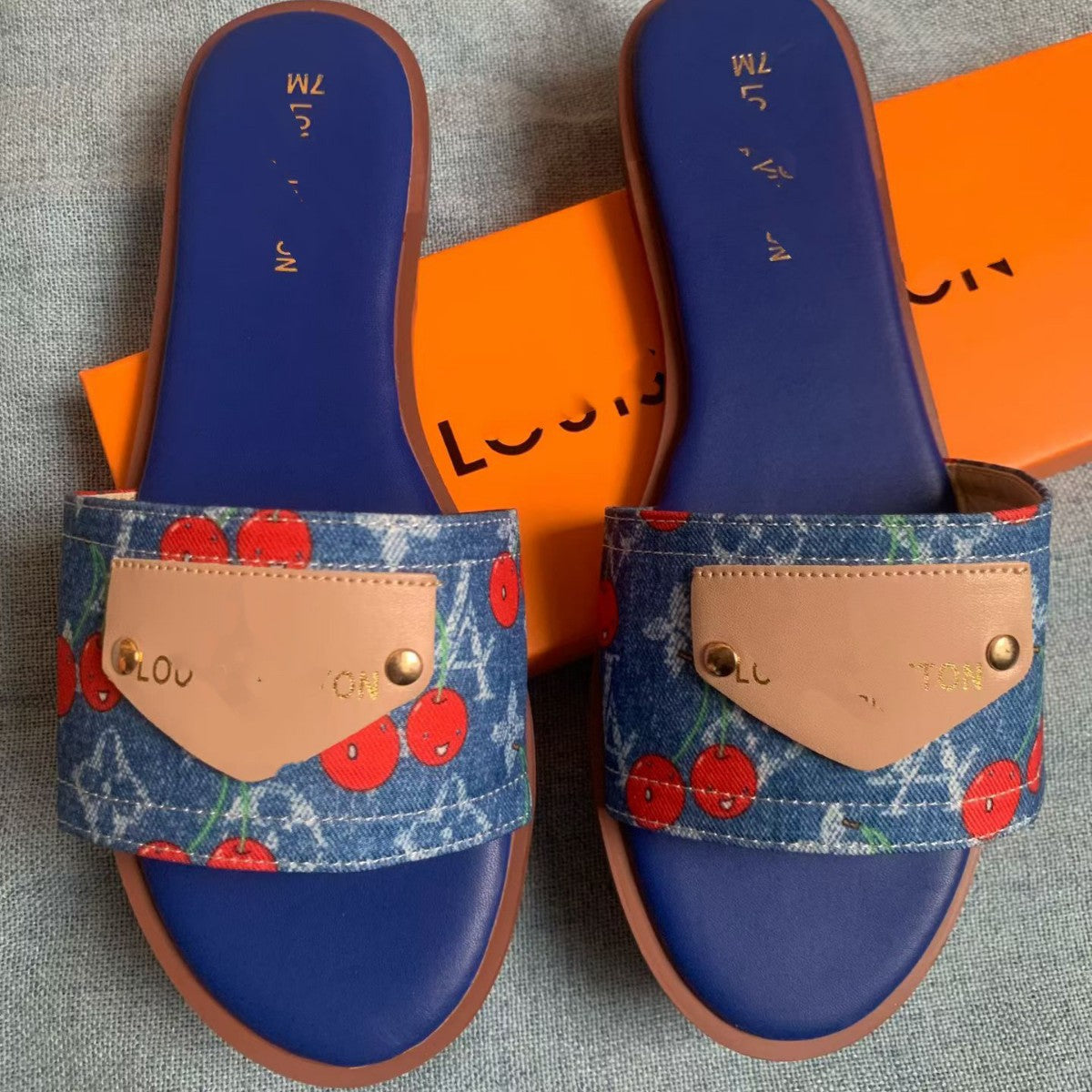 Sandalias nuevas de herraje de la familia V, zapatillas de moda afroeuropeas y americanas de verano para ropa exterior femenina
