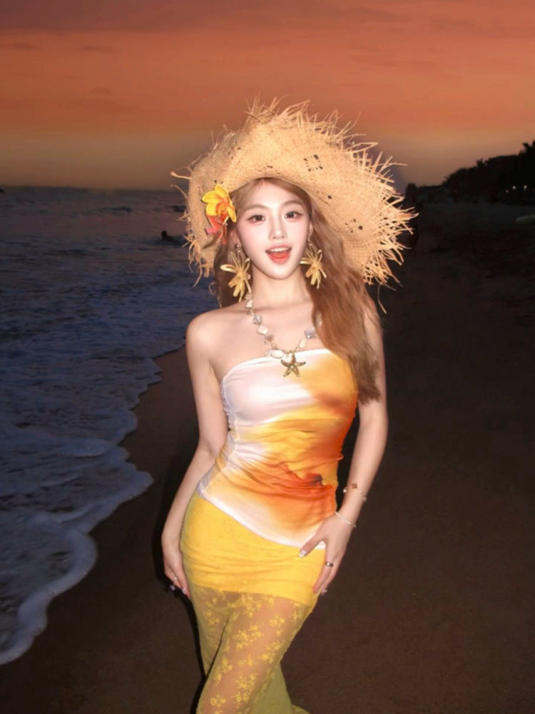 Conjunto de chica atractiva para mujeres en vacaciones en la playa, top sin tirantes con estampado de verano combinado con falda sirena de encaje amarillo ceñido