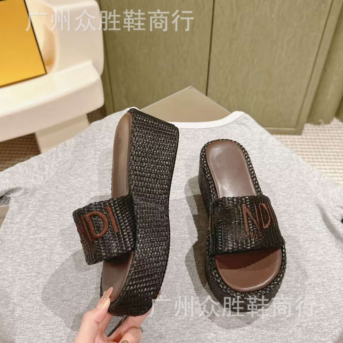 Zapatillas monogram de alta gama marca F para ropa exterior de exportación femenina, Nuevo verano 2024 Pastel Jacquard bordado Zapatillas de tacón alto con suela gruesa y tacón alto