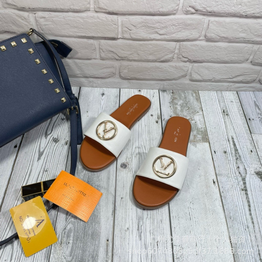 Foreign Trade L Family 2025 Nuevas chanclas europeas y americanas para mujer, hebillas metálicas, zapatillas planas para la playa al aire libre en casa