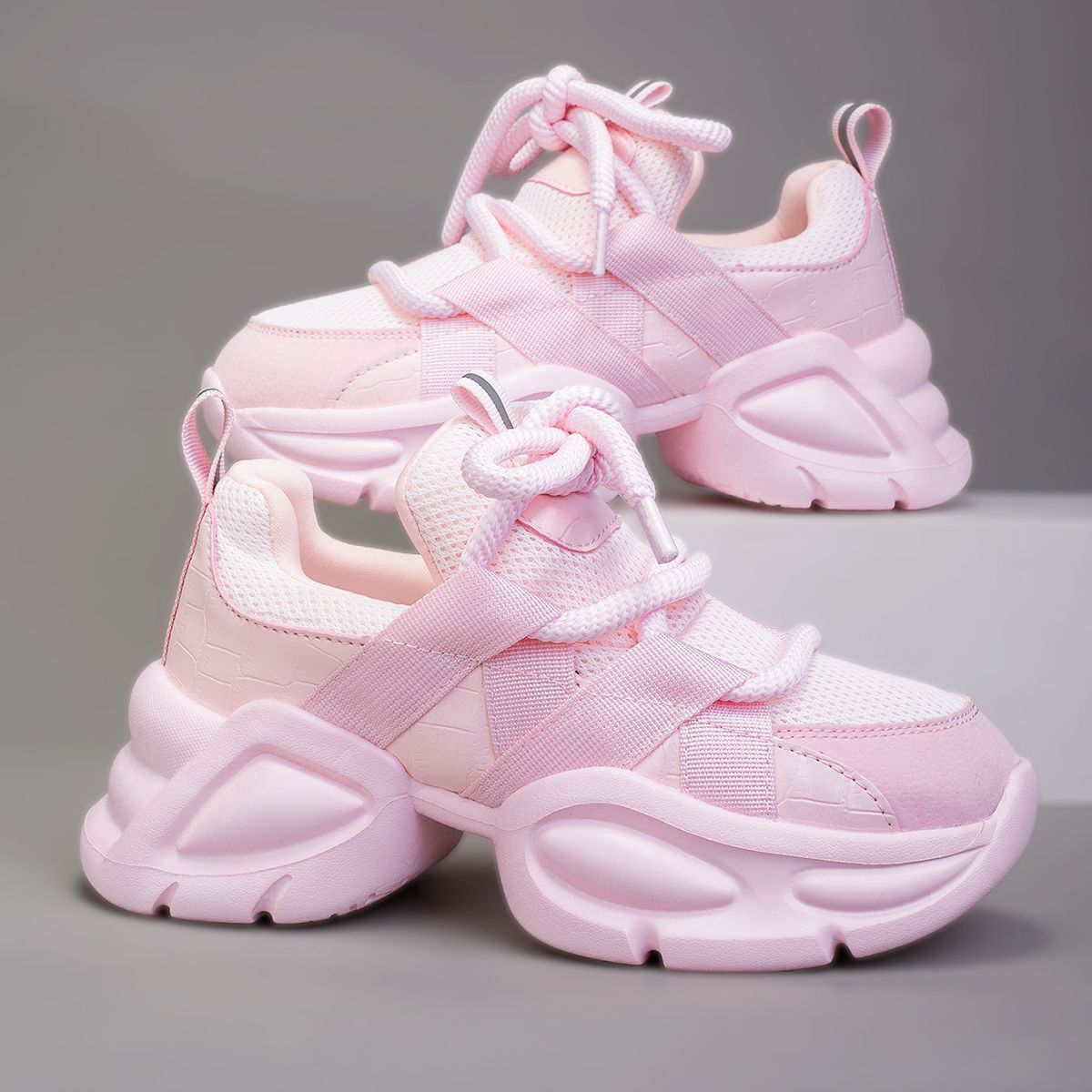 Nuevos zapatos de mujer de otoño, zapatillas casuales de plataforma ligeras y transpirables, zapatillas de daddy de relleno de nuevo estilo