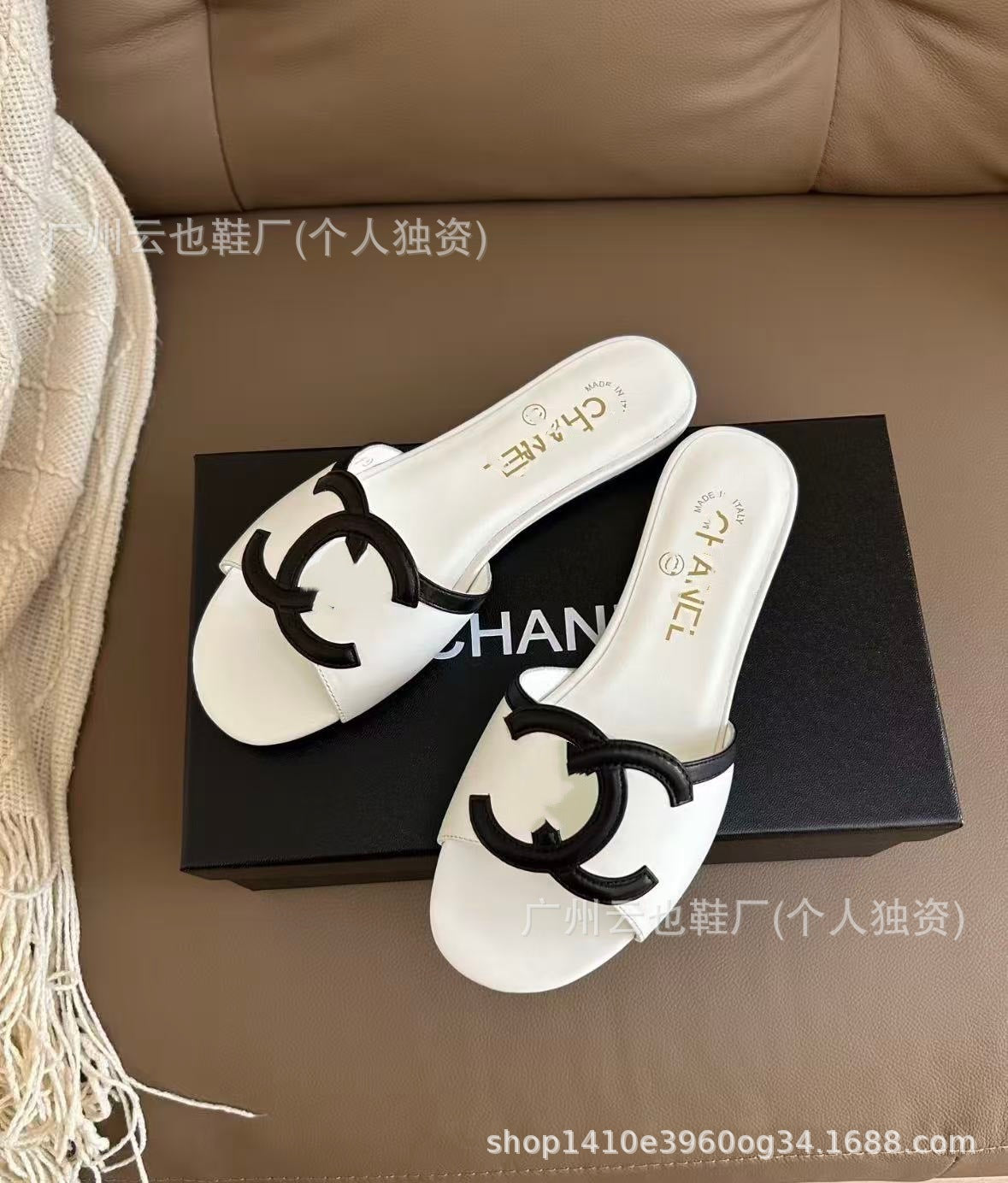 2026 Nuevo logo clásico de principios de primavera Doble C Strap-on de moda Panda Color-Fragancia Estilo Abrigo plano de diamante Prenda versátil