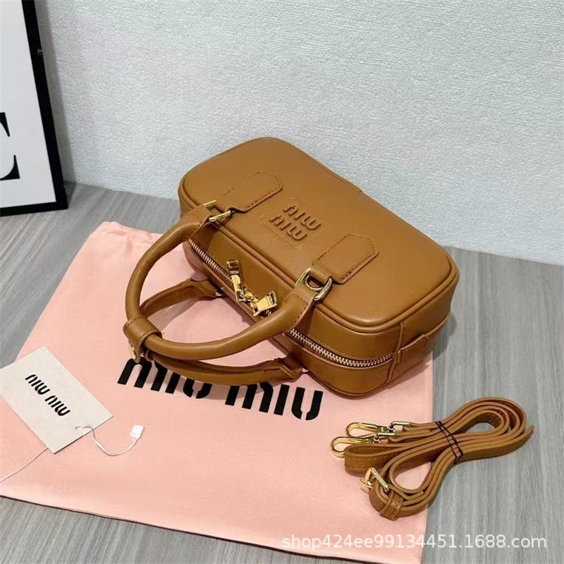 MIU Bowling Otoño/Invierno 2024 Nuevo Nicho Bolso de Gran Capacidad para Mujer Bolso Almohada Bolso Bandolera de un solo hombro Boston Mujer