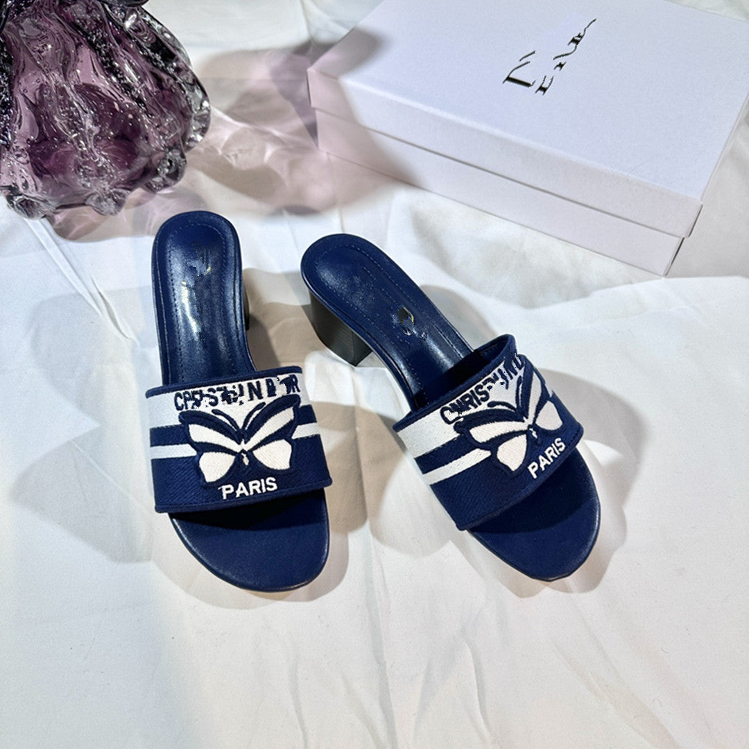 Nuevas chanclas de tacón grueso para el verano 2025, zapatos de playa casuales de exterior con mariposa bordados y versátiles