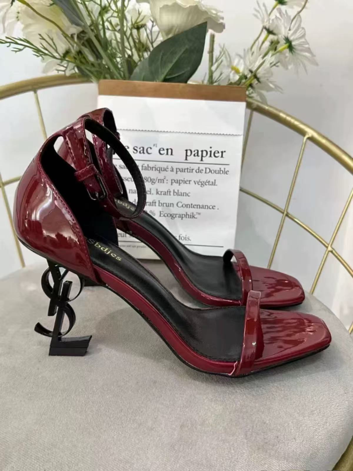 Sandalias de tacón alto de una tira en stock de fábrica para mujer, superventas de hebilla para comercio exterior, tacones altos a juego con letras de celebridades para mujer
