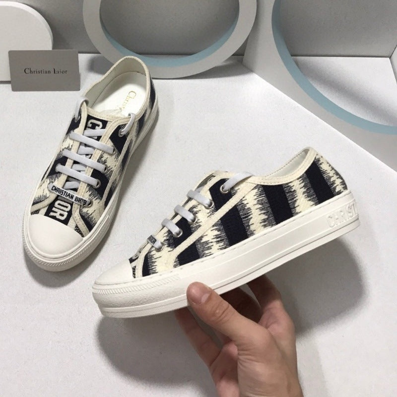 Comercio exterior 2026 Nuevos zapatos de mujer bordados de lona Suela gruesa Zapatos blancos versátiles que realzan Zapatos deportivos casuales de punta redonda