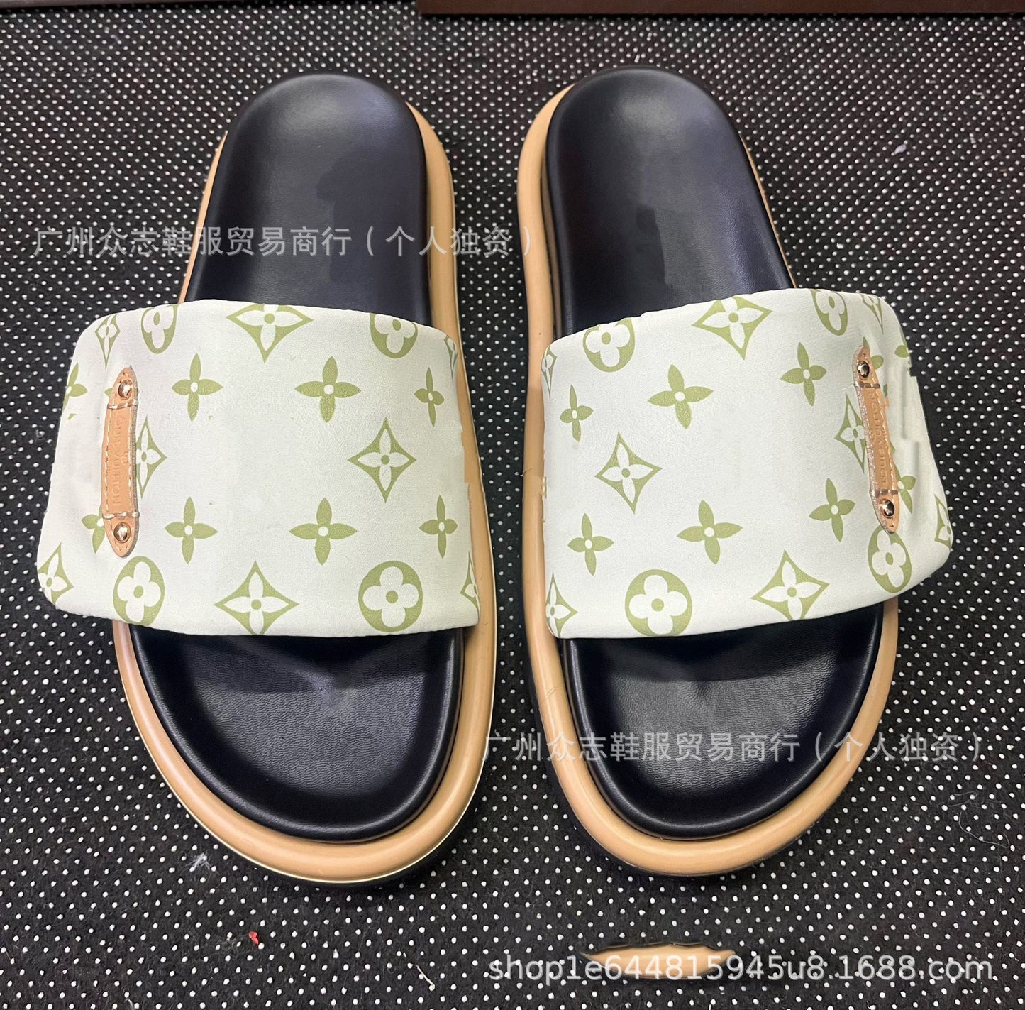 Comercio exterior Satén de Burro 2025 Verano Velcro Zapatillas de mujer Pastel mate para parejas Antideslizante Lote plano y de suela gruesa resistente al desgaste