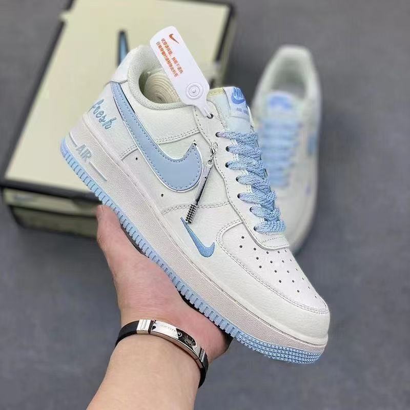 حذاء AF1، أبيض بقصة منخفضة | طراز كلاسيكي (Campus)
