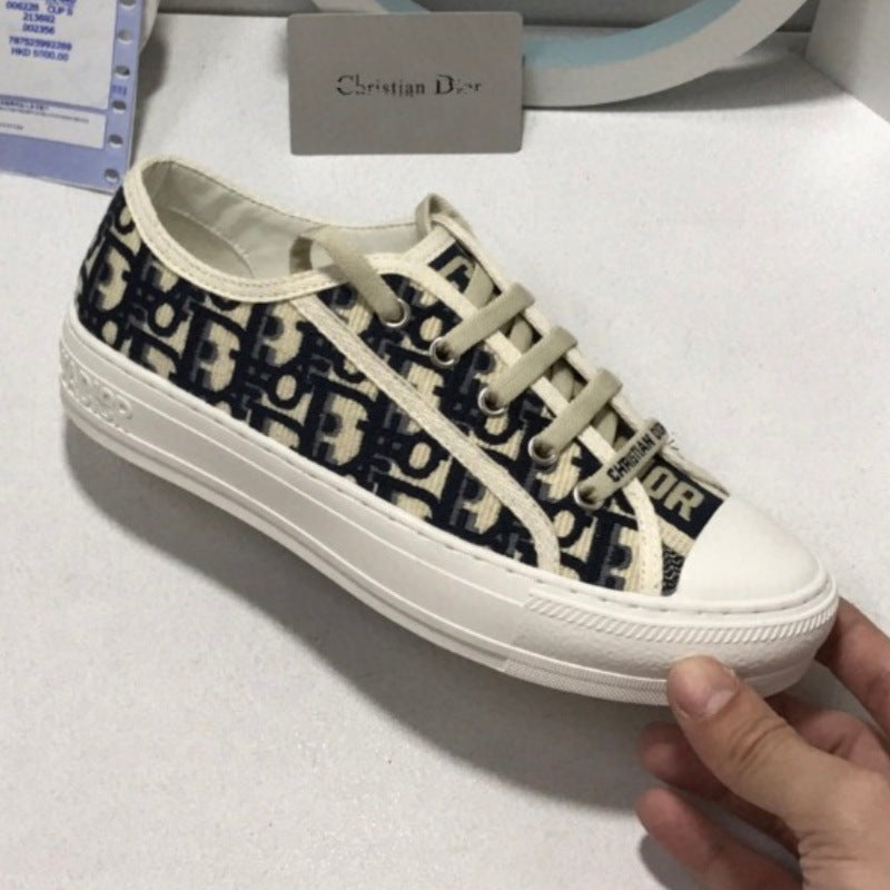 Comercio exterior 2026 Nuevos zapatos de mujer bordados de lona Suela gruesa Zapatos blancos versátiles que realzan Zapatos deportivos casuales de punta redonda