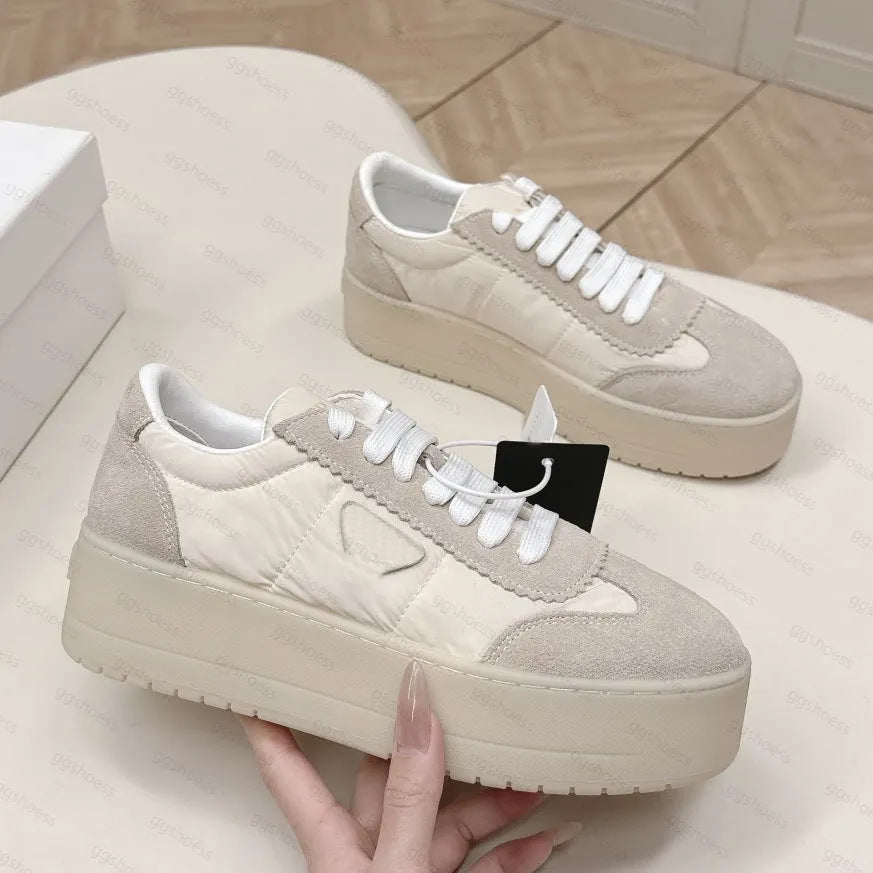 Spot primavera y otoño, nueva moda, zapatos polivalentes de suela gruesa y sucios, mujeres viejas con cordones grasos, ding estrella zapatos de pan