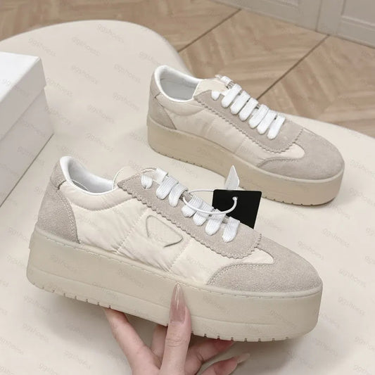 Spot primavera y otoño, nueva moda, zapatos polivalentes de suela gruesa y sucios, mujeres viejas con cordones grasos, ding estrella zapatos de pan
