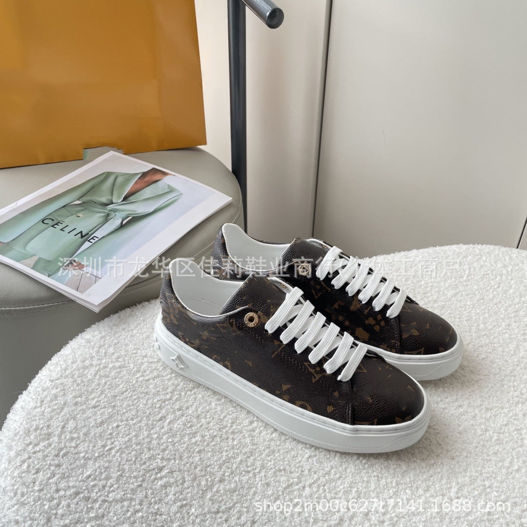 Nuevos zapatos blancos deportivos casuales versátiles 2025 Zapatos de tabla de pareja, charms estampados, suela de plataforma tridimensional en relieve colorido y femenino
