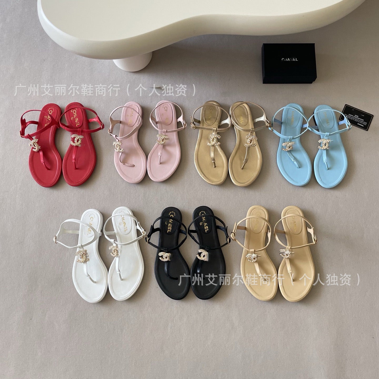 Sandalias perladas doble C plana de puntera clip-toc para mujer, sandalias versátiles de playa casual 24h para ropa exterior de verano
