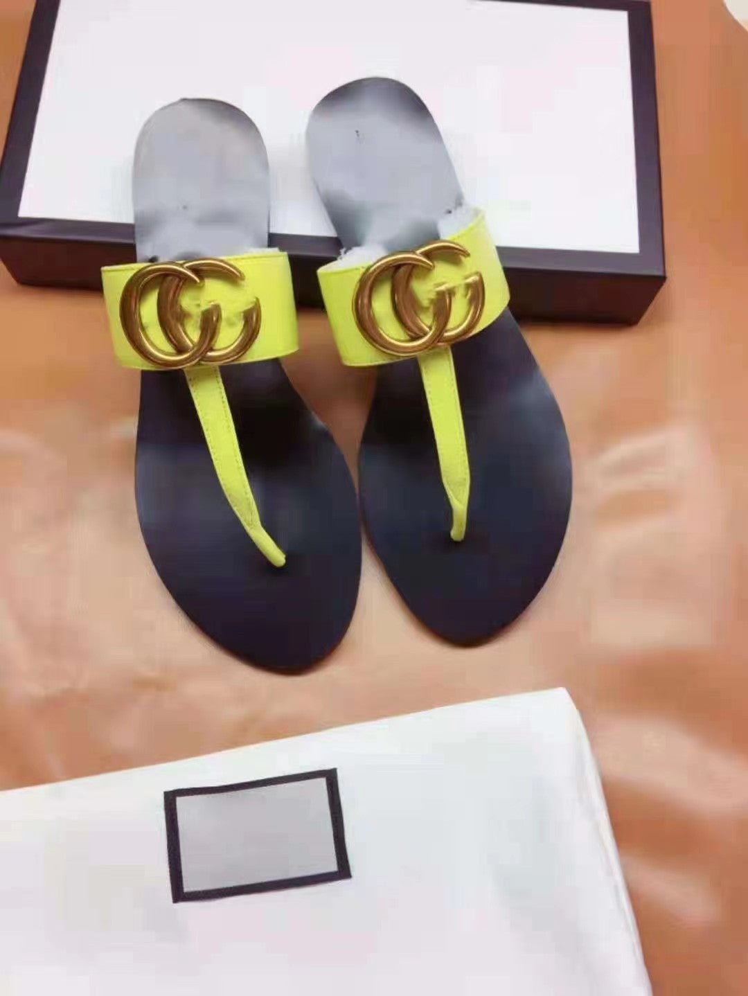 2023 Nuevas zapatillas de comercio exterior europeas y americanas Zapatillas planas de mujer Zapatillas de mujer Casual versátil de dedos abiertos, sandalias V