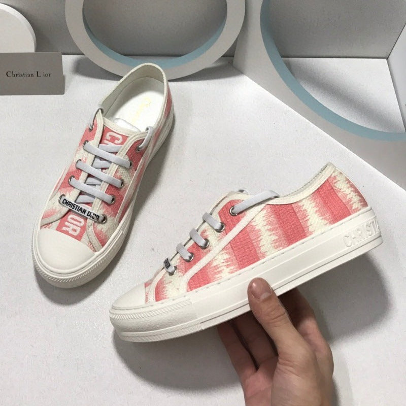 Comercio exterior 2026 Nuevos zapatos de mujer bordados de lona Suela gruesa Zapatos blancos versátiles que realzan Zapatos deportivos casuales de punta redonda