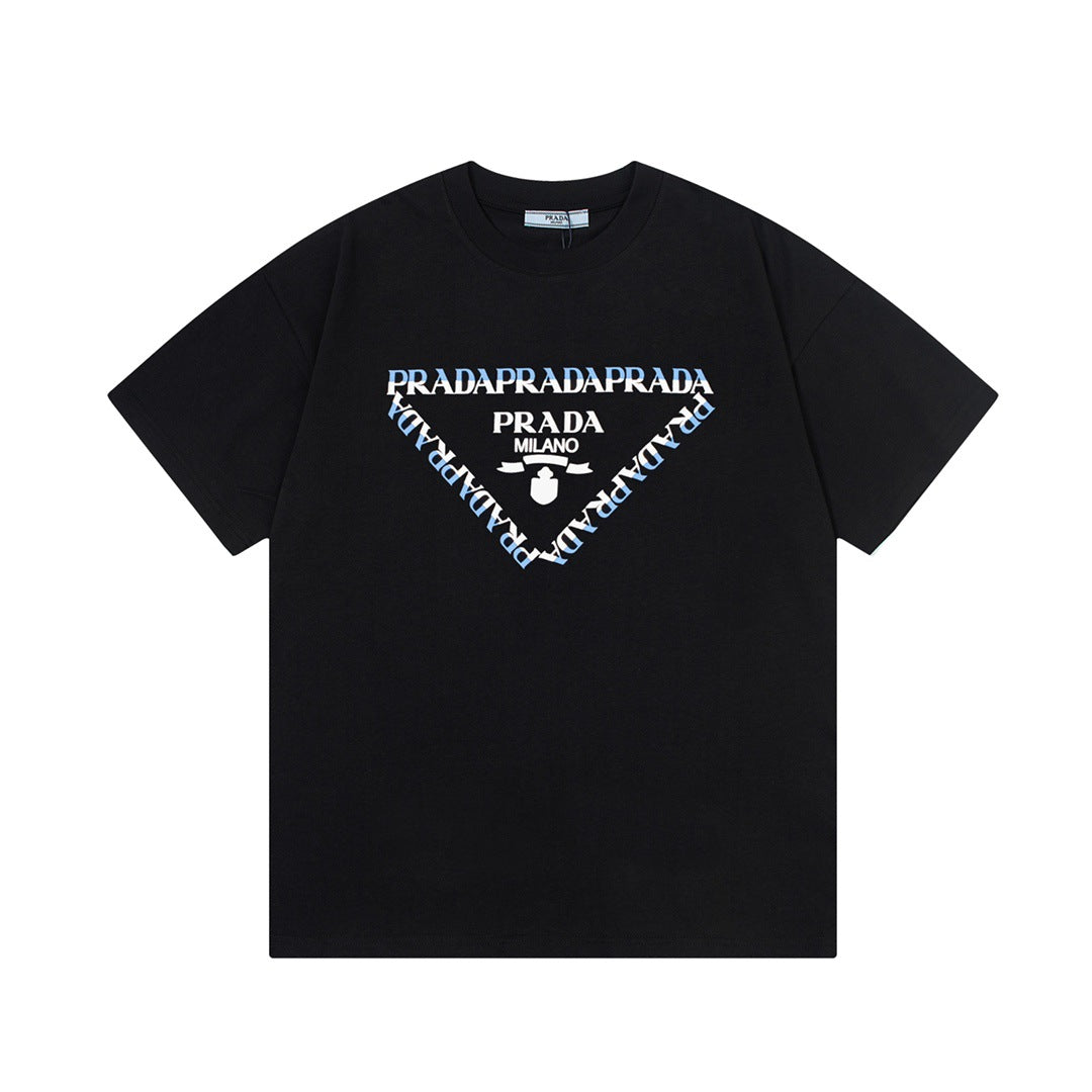 Versión de lujo de alta gama pra Pujia triángulo metálico LOGO, camiseta unisex de verano suelta y versátil con estampado y manga corta
