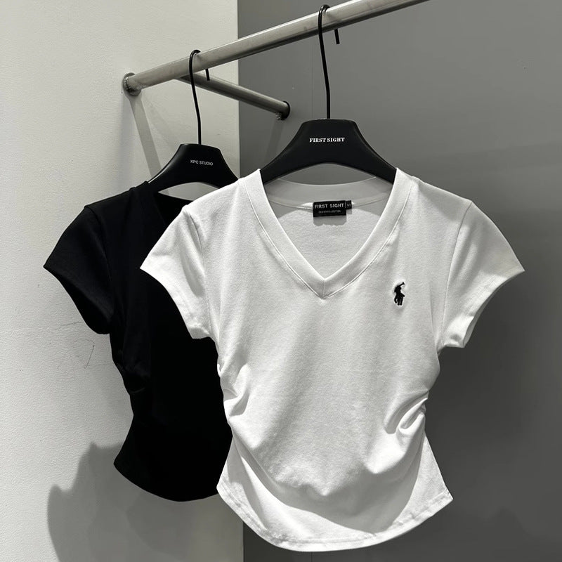 Nuevo conjunto de chicas atractivas de verano coreano 2025 de alto cuello en V con escote en V y ajustado a la cintura, camiseta corta para ajustarse y pantalones cortos de dos piezas para mujer