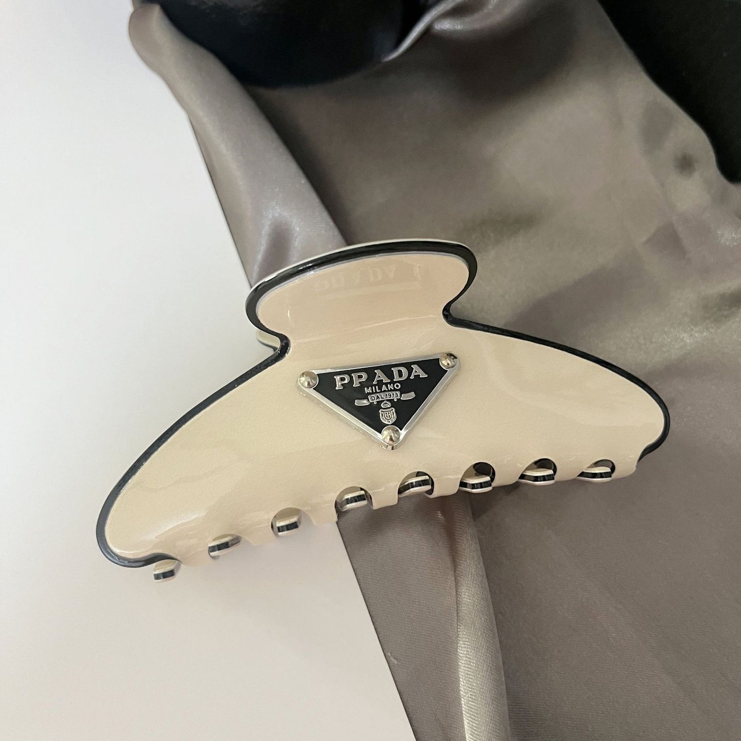 Pinza Tiburón Corona Mujer Gran Triángulo Garra | LuxuryMarkt