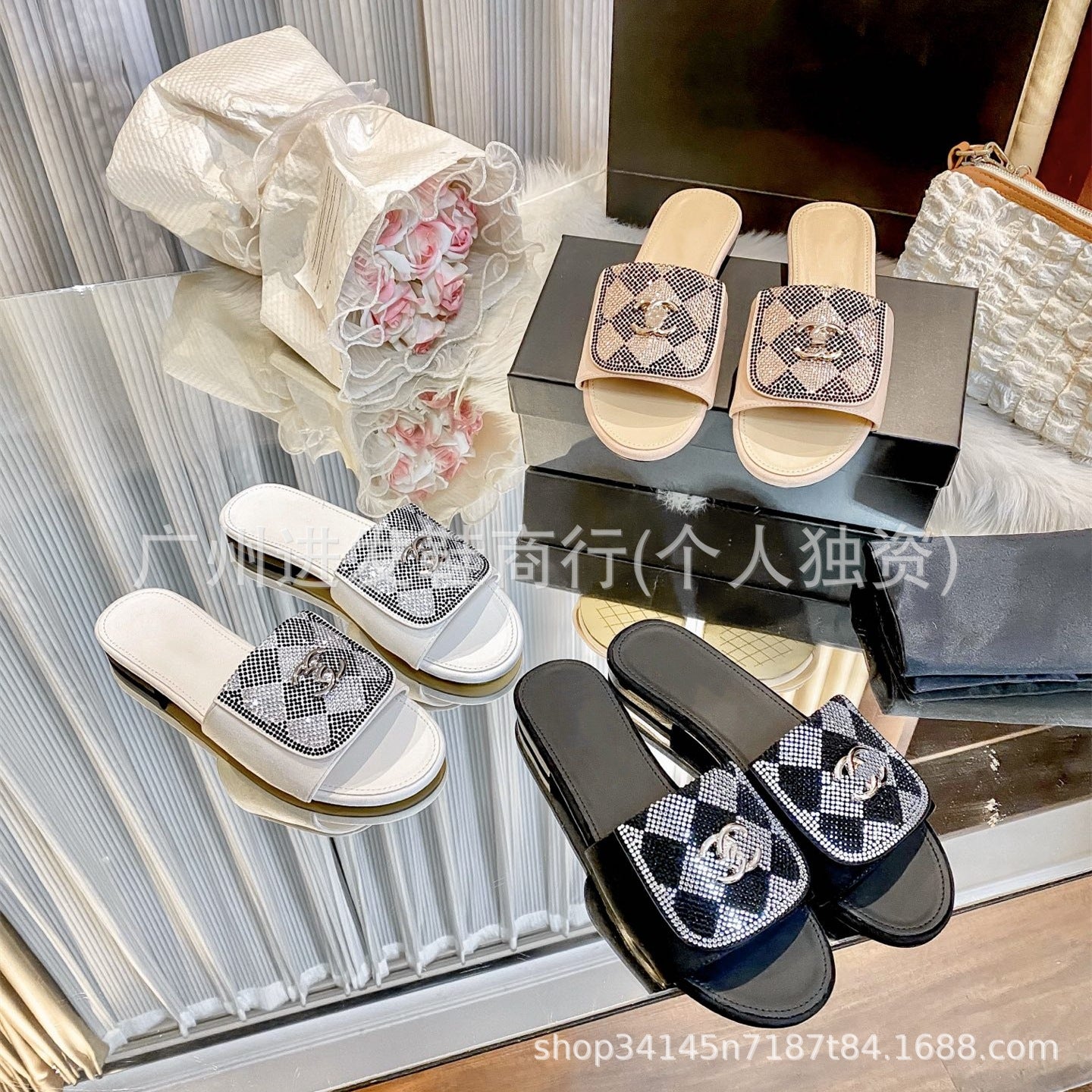En stock, 26 nuevas zapatillas planas de Chanel estilo Chanel con botones de metal a cuadros y diamantes para mujer, sandalias casuales de verano de una sola línea