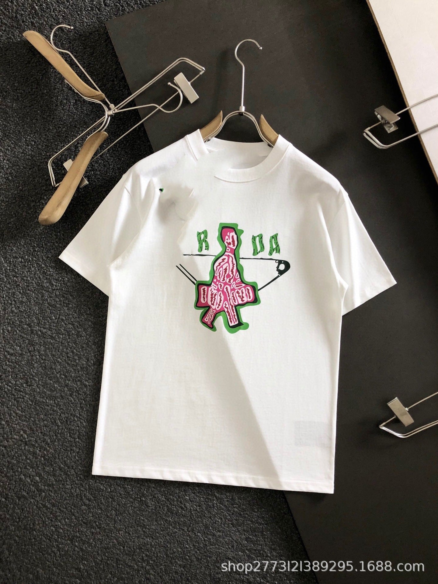 Camiseta informal informal de cuello redondo y suelta de cuello redondo con estampado de letras a la moda, camiseta versátil a juego para pareja