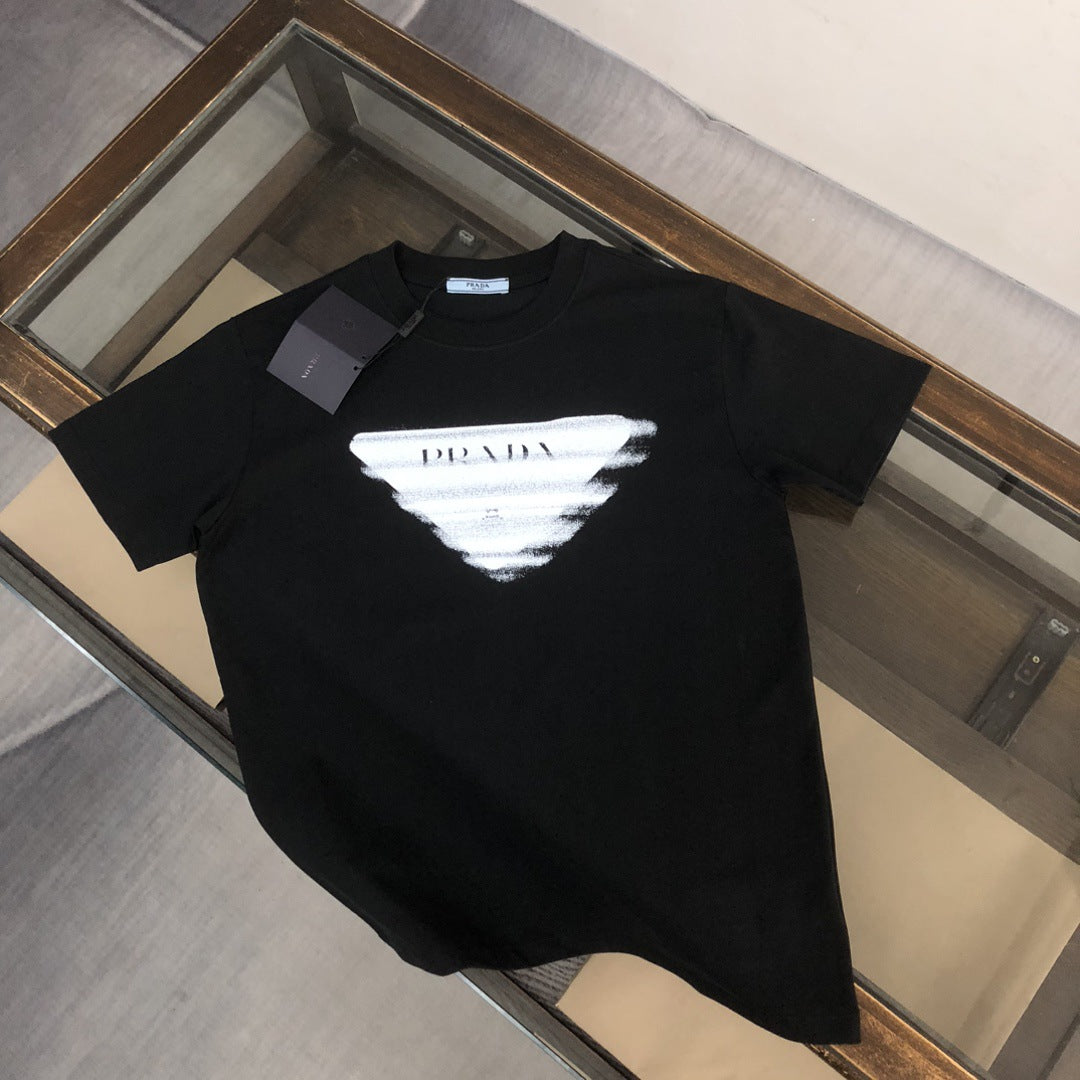 Versión de lujo de alta gama pra Pujia triángulo metálico LOGO, camiseta unisex de verano suelta y versátil con estampado y manga corta