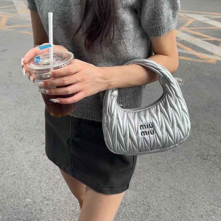 Miu Miu 2026 Nuevo bolso plisado de piel de cordero Mini bolso en forma de media luna en forma de axila Bandolera cruzada de un solo hombro para mujer