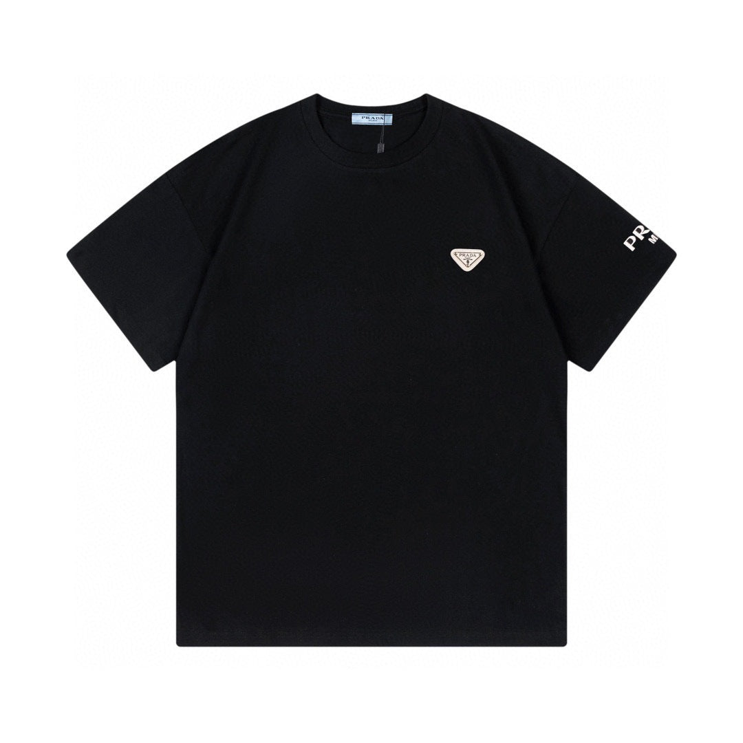 Versión de lujo de alta gama pra Pujia triángulo metálico LOGO, camiseta unisex de verano suelta y versátil con estampado y manga corta