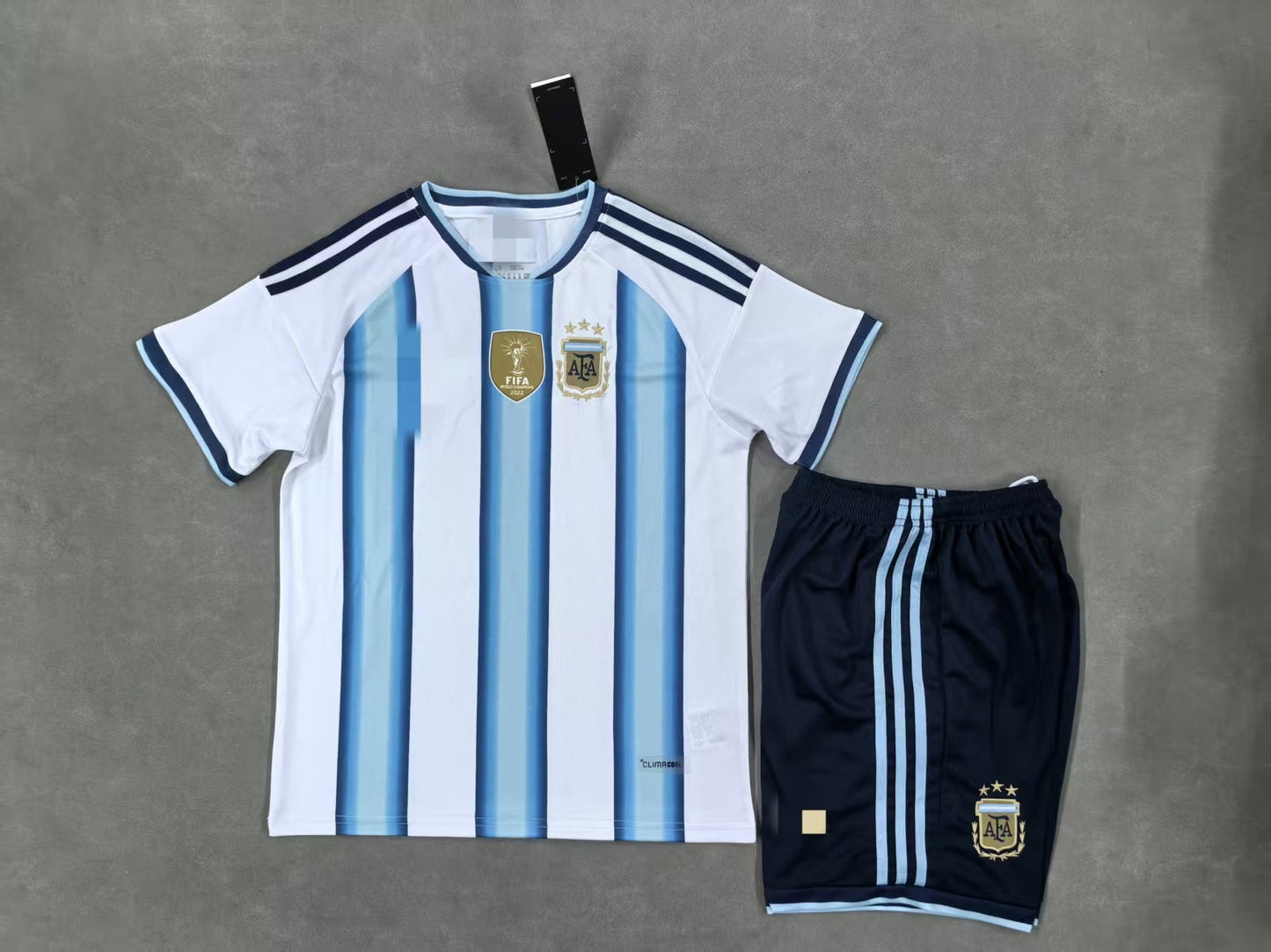 26 juegos de 26 aficionados para las equipaciones de fútbol de la Copa del Mundo de EE.UU., Canadá y México para Brasil, España, Portugal y Croacia