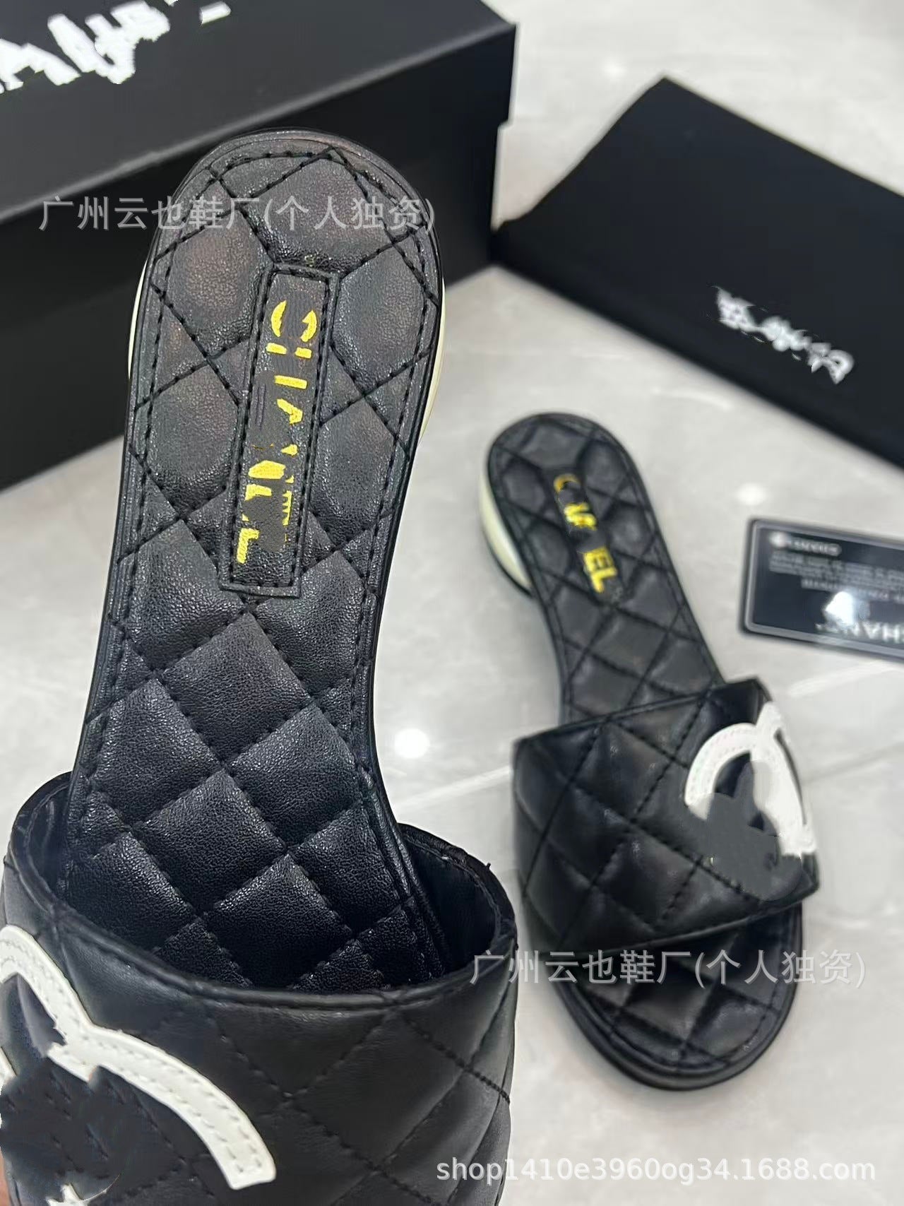 2026 Nuevo logo clásico de principios de primavera Doble C Strap-on de moda Panda Color-Fragancia Estilo Abrigo plano de diamante Prenda versátil