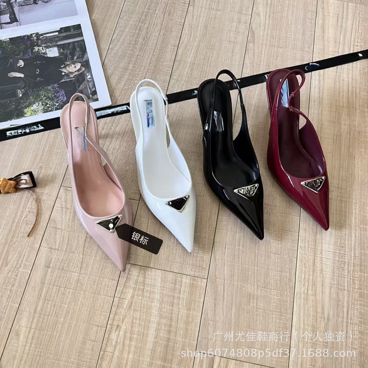 2025 Nueva P Family Triangle Logo Sandalias huecas en la espalda, tacones altos de moda con punta de corte poco profundo, zapatillas de tira trasera Fashion