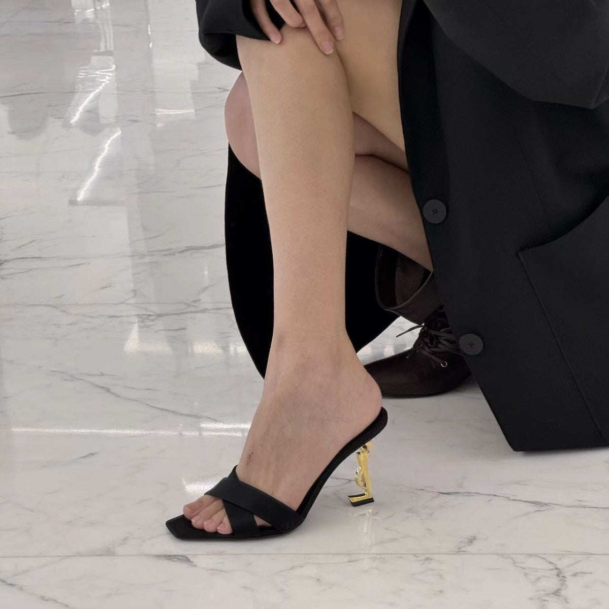 Sandalias de tacón abierto con tira cruzada y tira cruzada de primavera 2026, tacones franceses recortados sexys en la espalda de aguja para mujer