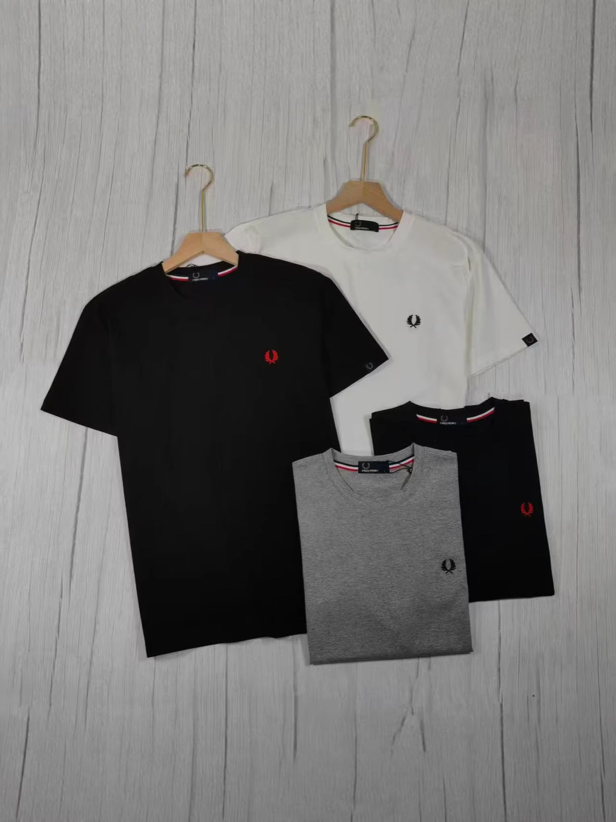 Elegantes Marken-T-Shirt mit Stickerei