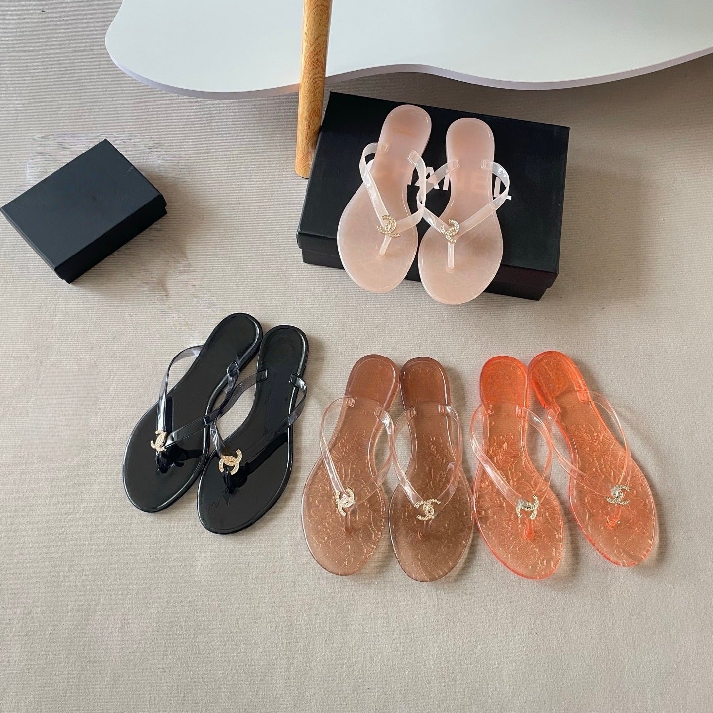 26 chanclas de chanel estilo Chanel con hebilla con hebilla de pedrería para sandalias versátiles y casuales de resort para mujer
