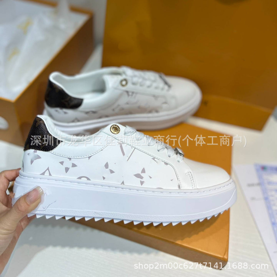 Nuevos zapatos blancos deportivos casuales versátiles 2025 Zapatos de tabla de pareja, charms estampados, suela de plataforma tridimensional en relieve colorido y femenino