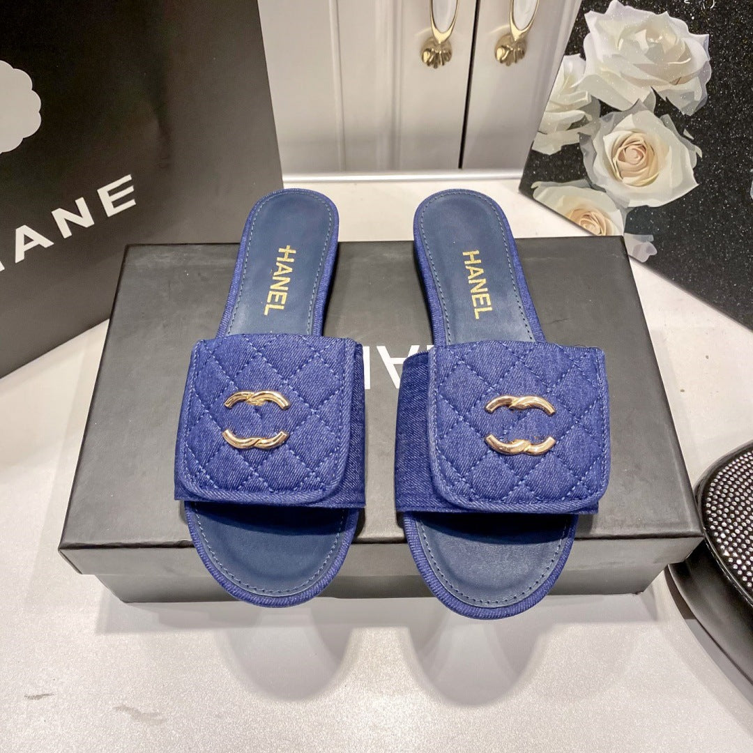25. Nuevas zapatillas planas de hebilla metálica de la mochila escolar Xiaoxiang Feng Lingge para que las mujeres lleven sandalias de playa informales en verano