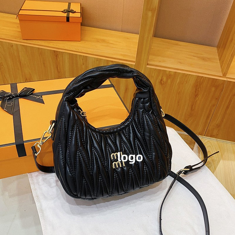 El nuevo bolso de nube plisado de MIU, bolso de mano, bolso de axila, moderno y versátil, bolso de hombro de cuero suave femenino