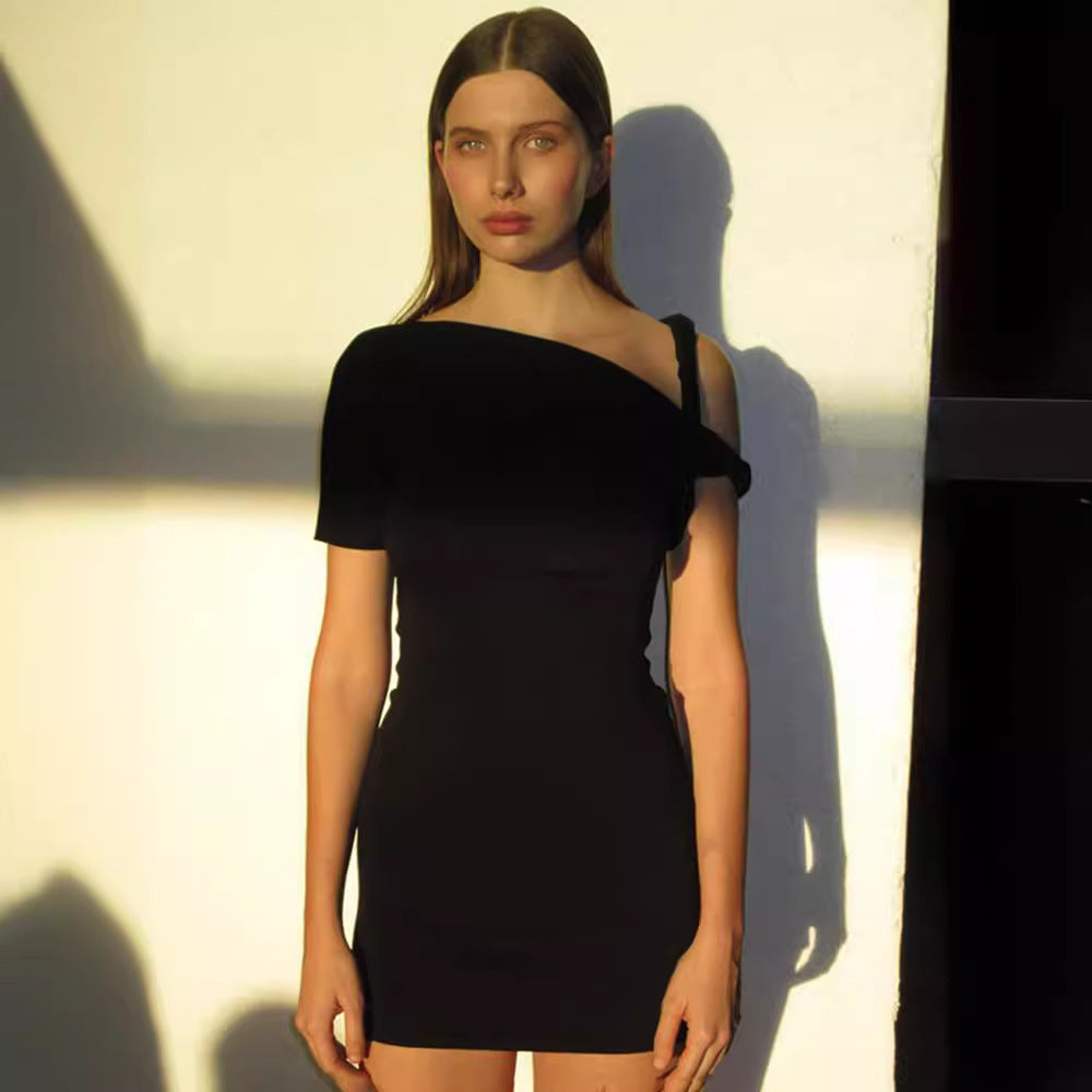 Chica atractiva al estilo europeo y americano transfronterizo, sexy, con un hombro descubierto, femenino, vestido elástico elástico delgado, vestido negro pequeño para mujer al por mayor