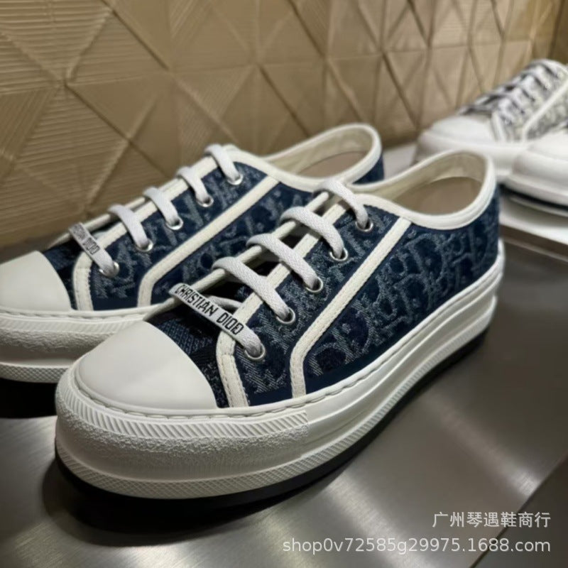 Comercio exterior 2026 Nuevos zapatos de mujer bordados de lona Suela gruesa Zapatos blancos versátiles que realzan Zapatos deportivos casuales de punta redonda