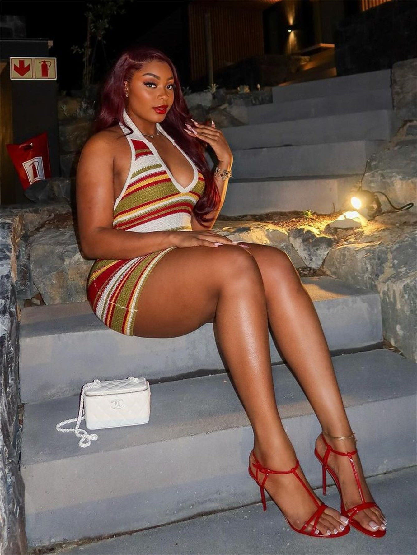 Primavera transfronteriza nuevo vestido corto de moda de mujer de estilo europeo y americano, sexy, sin espaldas, sencillo y delgado, con ganchillo con halter,
