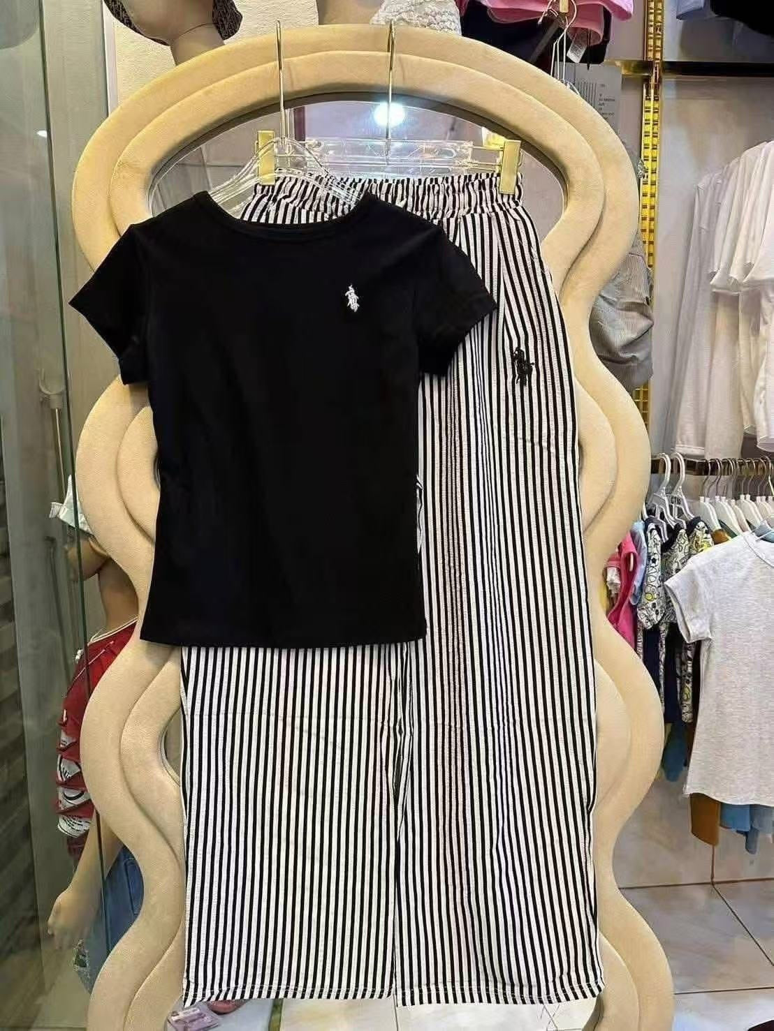 Camiseta de manga corta bordada para ponis de verano de moda para mujeres, pantalones de rayas anchas y conjunto informal de dos piezas para hombres y mujeres