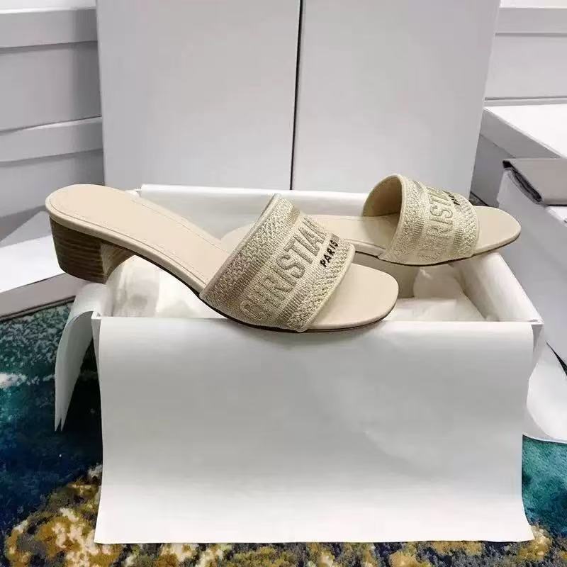 Comercio Exterior 2026 Nuevo D. Inicio Monograma Zapatillas de tacón grueso bordadas para ropa exterior de mujer, sandalias de tacón plano casuales playa famosas en Internet
