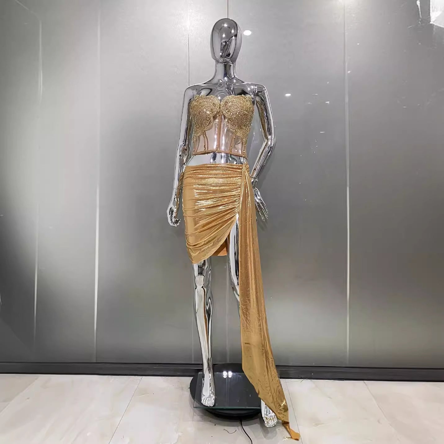 Popular conjunto dorado transparente sin tirantes + falda corta drapeada de la Estación Independiente de Comercio Exterior, vestido de fiesta elegante y picante