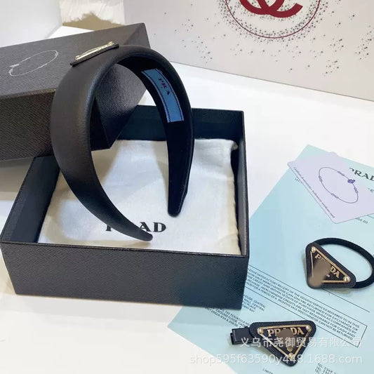 Nueva cinta de cuero de la familia P con etiqueta triangular, pinza, goma para el pelo, broche de flequillo, set de tres piezas P, goma clásica para la cabeza
