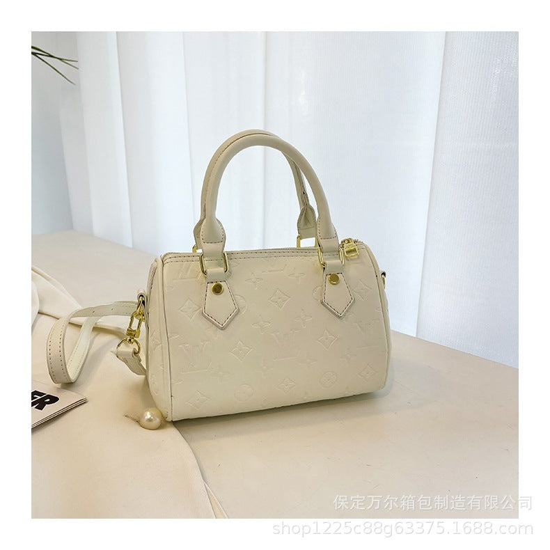 Bolso de almohada Boston con monograma en relieve con patrón de lichi para desplazamientos, bolso de mano portátil de gran capacidad, de un solo hombro y bandolera para mujer de un solo hombro