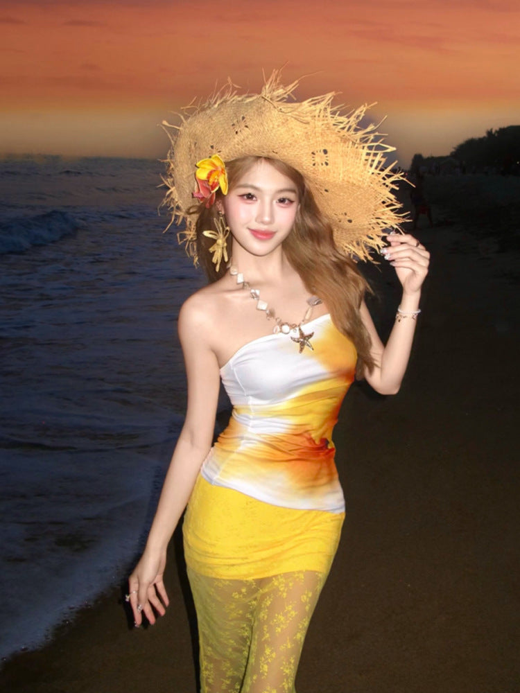 Conjunto de chica atractiva para mujeres en vacaciones en la playa, top sin tirantes con estampado de verano combinado con falda sirena de encaje amarillo ceñido