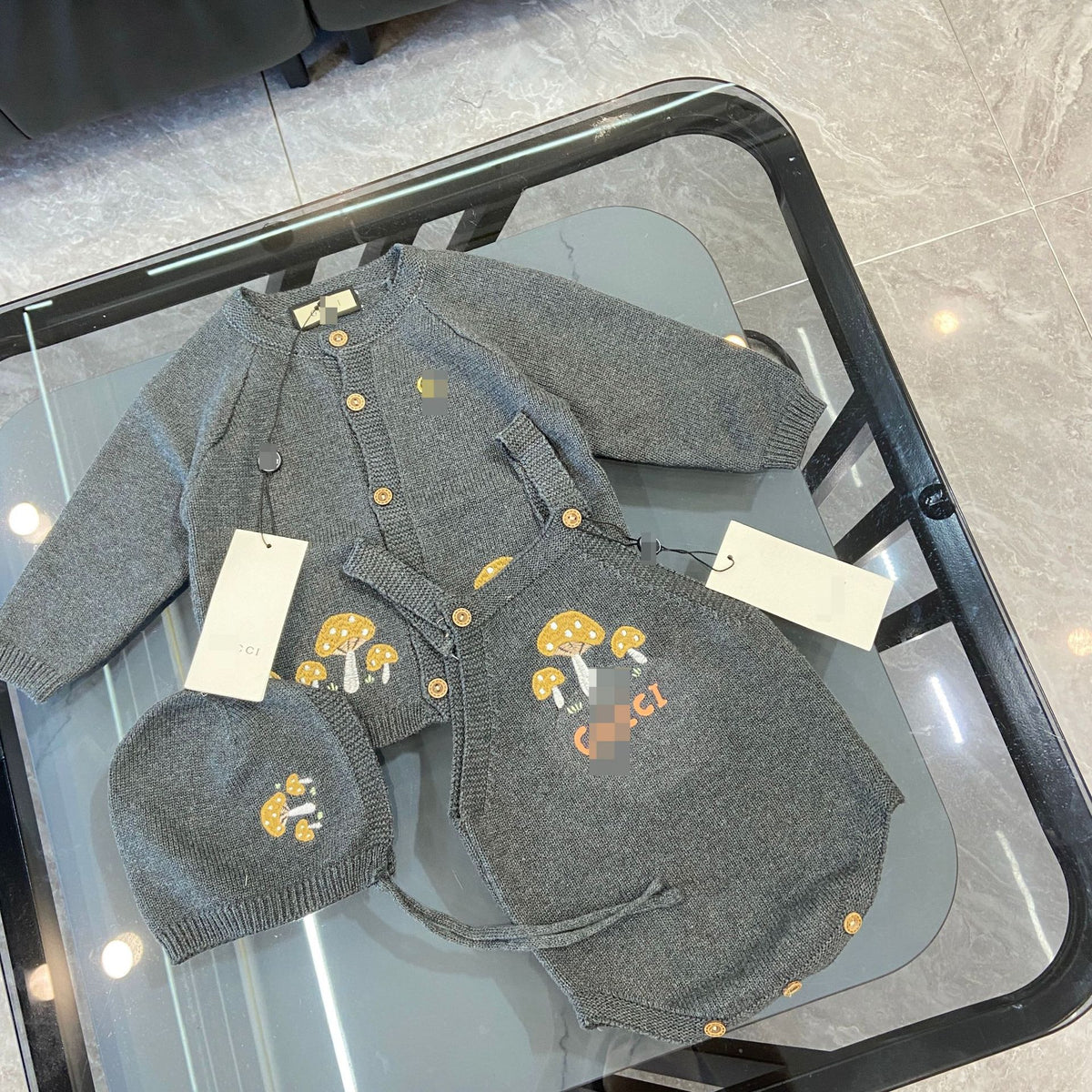 Unisex-Strickset für Babys | Latzhose und Mütze